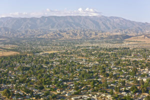 Entre Anaheim y Palm Springs hay una ciudad vibrante con tiendas pintorescas, senderos panorámicos y diversión familiar