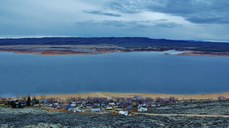 Una vista aérea de la costa este de Magic Resevoir y el resort en un día nublado durante el invierno