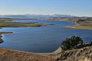 Entre Boise e Idaho Falls hay un lago artificial aislado que es un paraíso para la pesca y la navegación