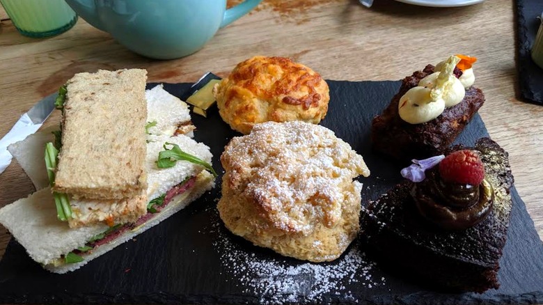 Sándwiches y productos horneados en un plato en Hive Coffee Company, una cafetería en Jarrow, Inglaterra