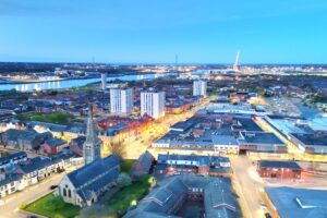 Entre Newcastle Upon Tyne y Long Sands Beach hay una ciudad fluvial con cafés locales y ruinas medievales