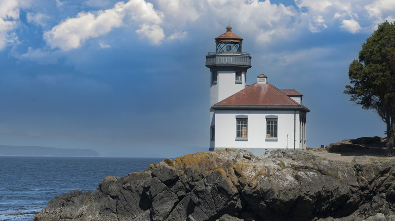 El faro del horno de cal en la isla de San Juan en Puget Sound de Washington