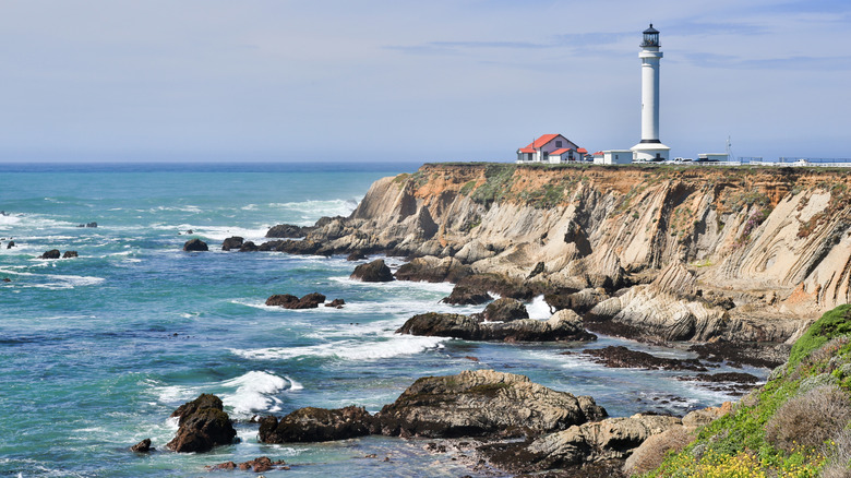 El faro de Point Arena en la costa de Mendocino de California y el mar espumoso debajo