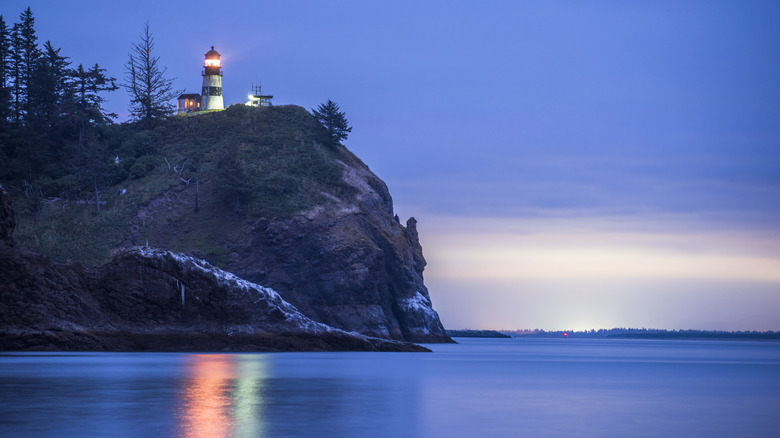 El faro de North Head en el parque estatal Cape Disappointment de Washington