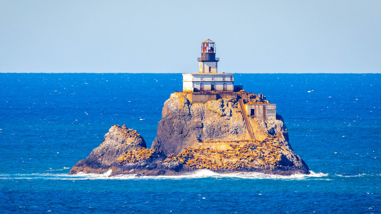 El faro de Tillamook Rock frente a la costa de Oregón, cerca de Tillamook