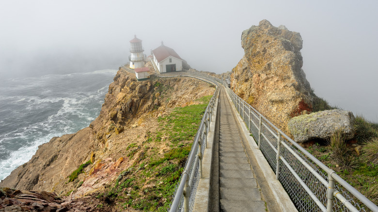 Las empinadas escaleras que conducen al faro de Point Reyes, cerca de Inverness, California