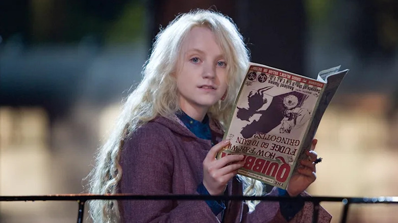 Luna Lovegood leyendo una revista al revés