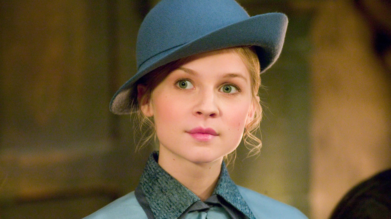 Fleur Delacour con sombrero y abrigo azules