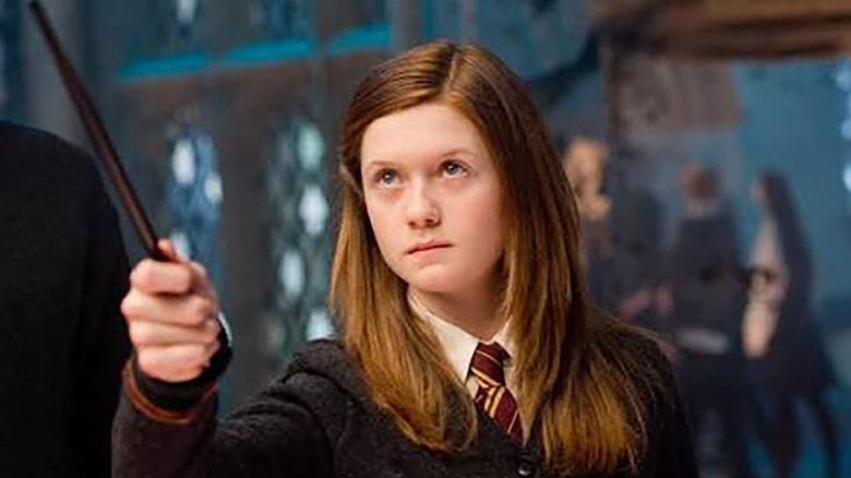 Ginny Weasley de Harry Potter sosteniendo una varita