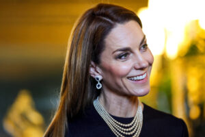 Raras veces Kate Middleton abandonó sus rizos característicos y abrazó el cabello liso