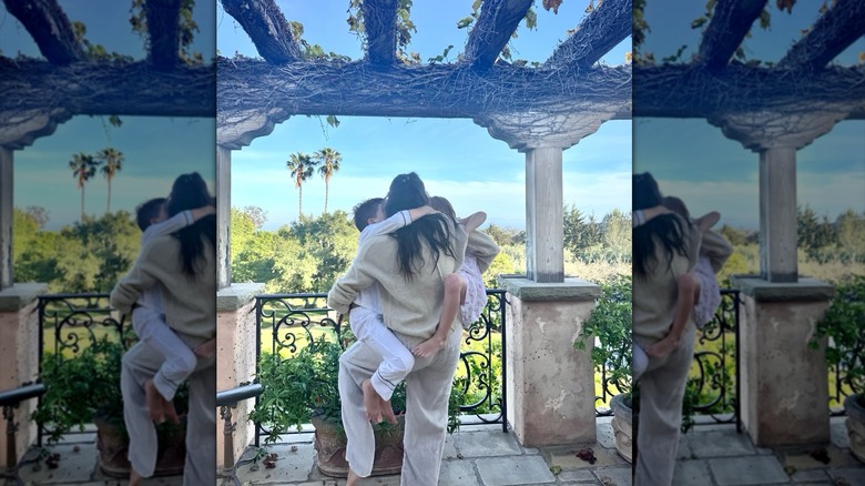 Meghan Markle sostiene al príncipe Arhcie y a la princesa Lilibet