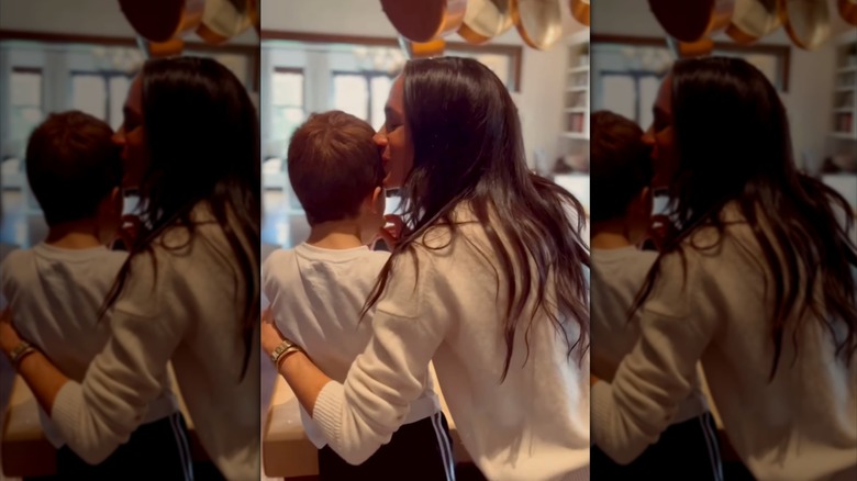 Meghan Markle besa a su hijo Archie