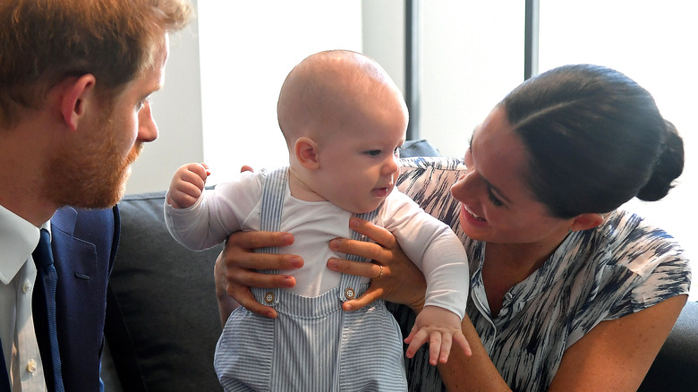 El príncipe Harry, Meghan Markle y el príncipe Archie sonríen juntos