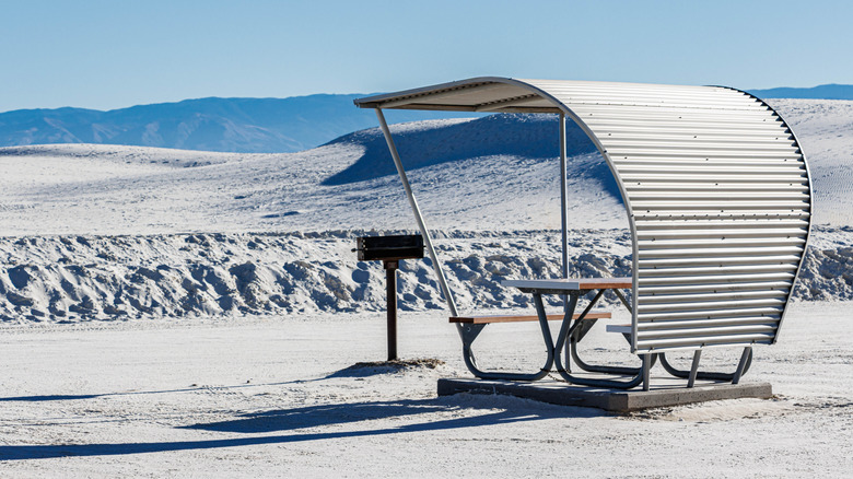 Una mesa de picnic cubierta en el área de picnic Yucca en el Parque Nacional White Sands en Nuevo México