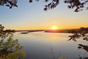 A menos de una hora de Minneapolis hay un parque de Minnesota con bisontes, senderos y vistas al lago