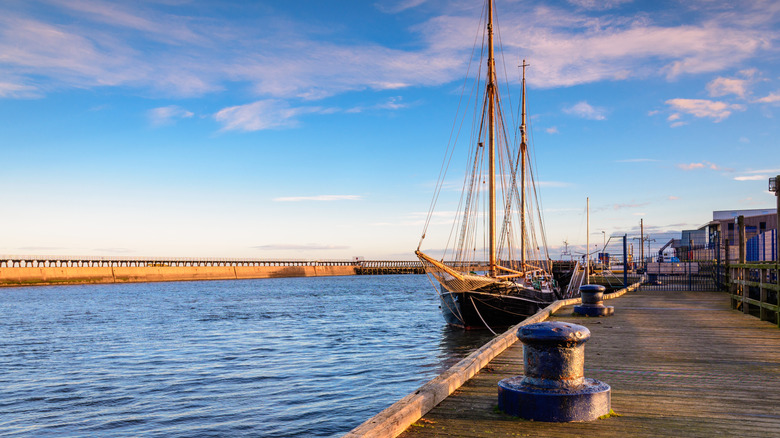 Una réplica de un velero atracado en Blyth, Inglaterra, en un día parcialmente nublado.