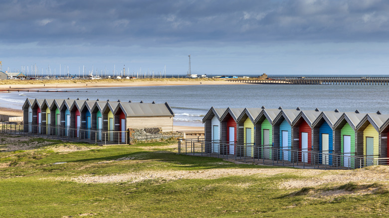 Las coloridas cabañas de playa en Blyth Beach en Blyth, Inglaterra