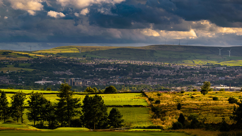Nubes sobre granjas y colinas en el condado de Lancashire, Inglaterra, Reino Unido.