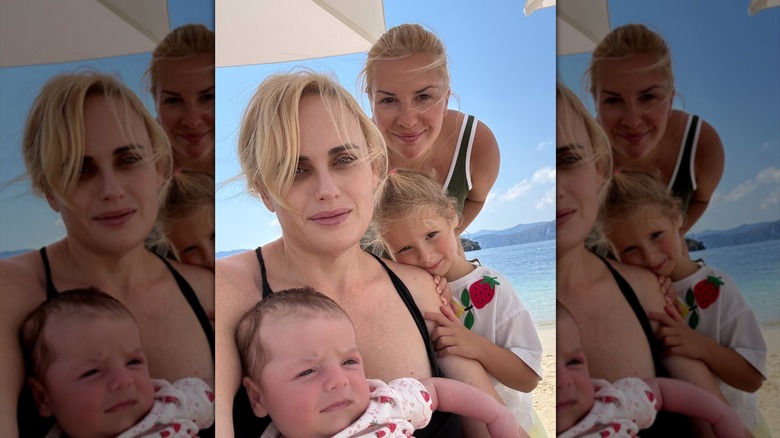 Rebel Wilson con sus hijos, Rose y Royce, y su esposa Ramona