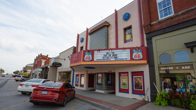 Un cine con señales de tráfico de la Ruta 66 encima de la puerta en Webb City