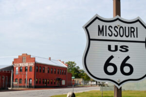 Cerca de la frontera entre Missouri y Kansas se encuentra una ciudad de la Ruta 66 del Medio Oeste con un centro animado y un encanto histórico