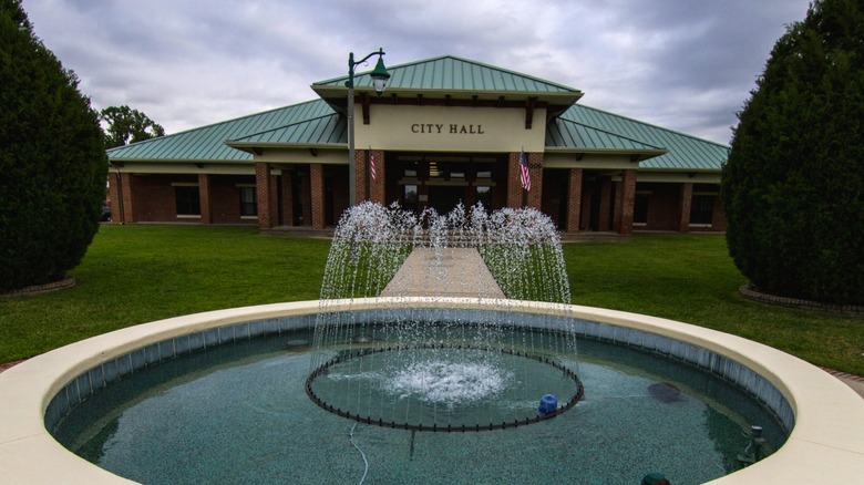 Una fuente y el exterior del Ayuntamiento en Fruitland Park