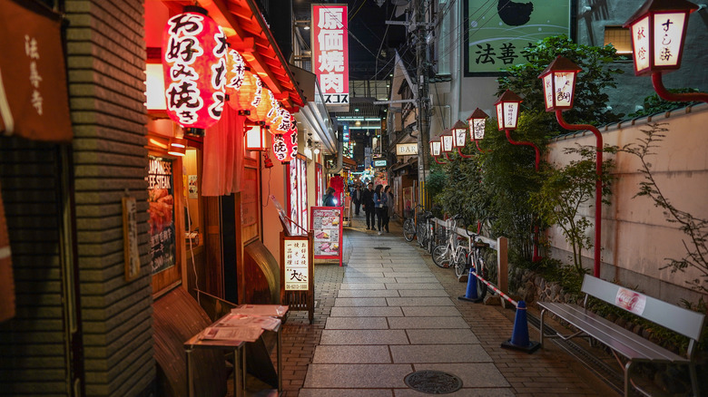 Linternas brillantes colgadas a lo largo del callejón Hozenji Yokocho en Osaka
