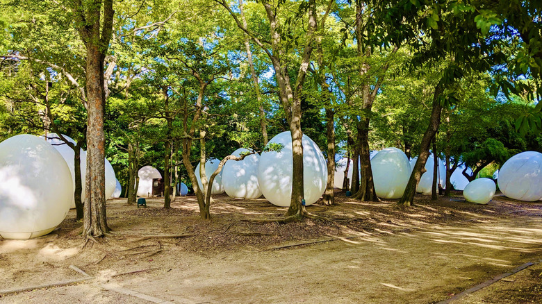 Esculturas con forma de huevo en el parque Nagai de Osaka