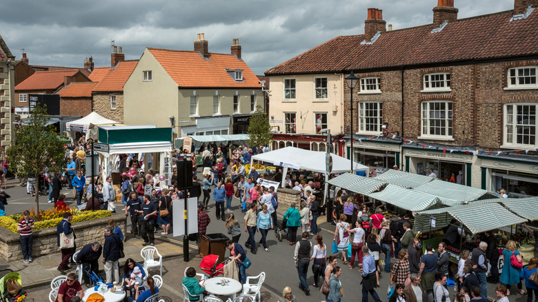 Vista aérea de un mercado en la plaza del mercado de Malton