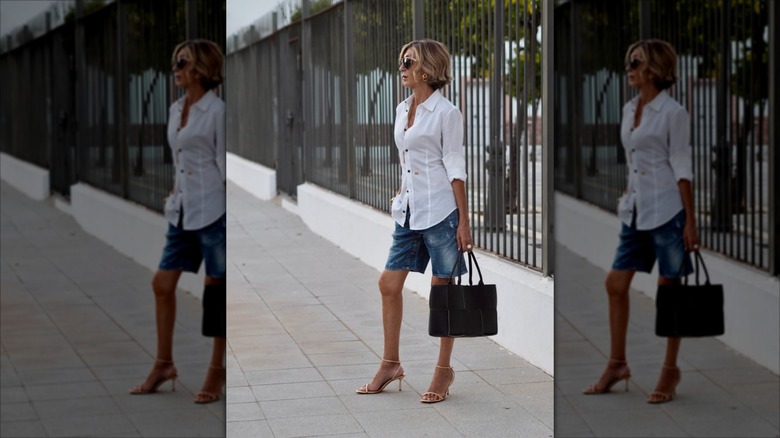 Susi Rejano con shorts de mezclilla con camisa blanca y tacones