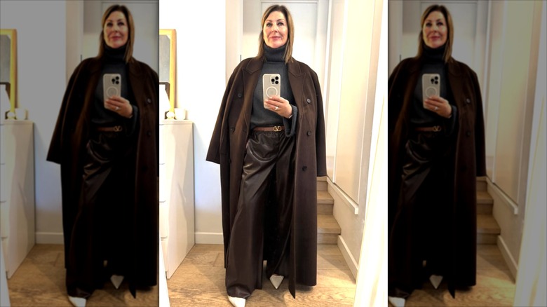 Fifi Milne con pantalones anchos de cuero marrones y un abrigo largo