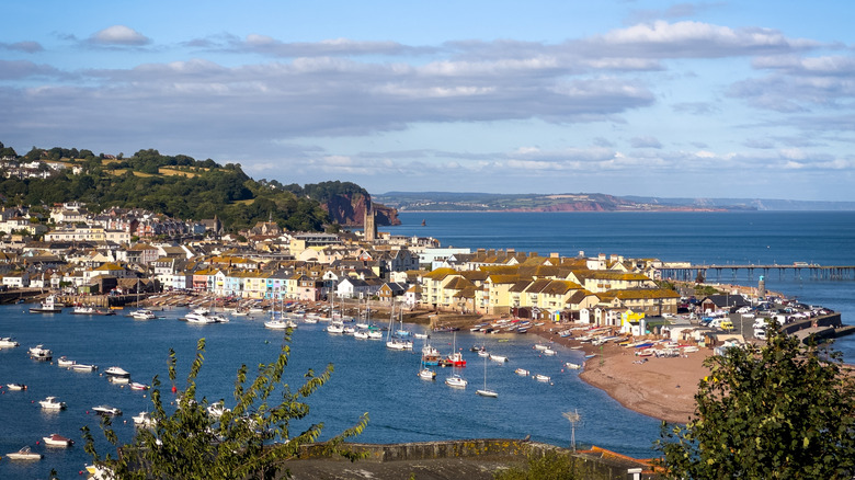 Vista de casas y barcos a lo largo de la costa en Teignmouth