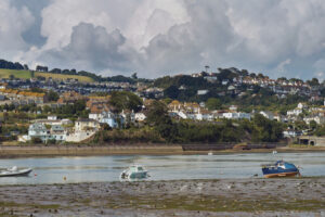 Entre Exmouth y Torquay hay una vibrante ciudad costera con mariscos frescos, tiendas pintorescas y playas.