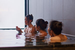 6 reglas de las aguas termales japonesas que los turistas estadounidenses rompen en los primeros 10 minutos