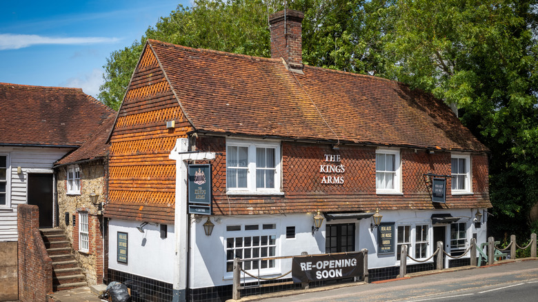 El frente de The King's Arms, un pub local en Billingshurst que alguna vez fue una posada del siglo XVI.