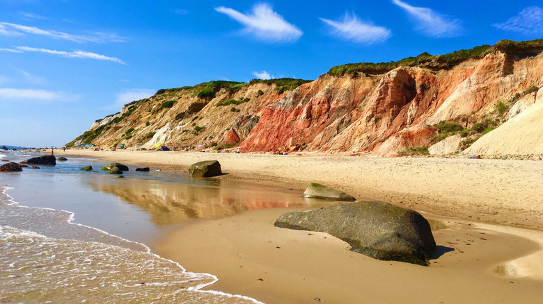 Playa bajo los variados acantilados de Aquinnah en Martha's Vineyard, Massachusetts