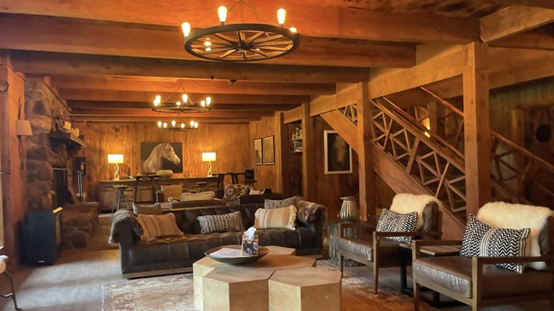 Una sala común en el albergue de Greenhorn Ranch.