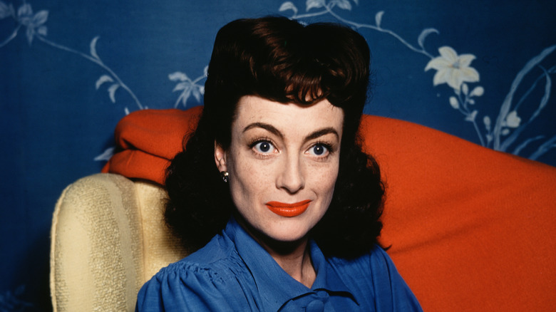 Joan Crawford con lápiz labial rojo