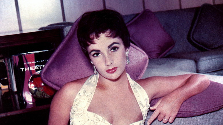 Elizabeth Taylor con un vestido blanco