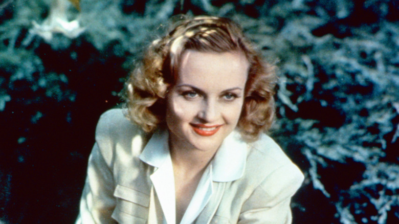 Carole Lombard con una chaqueta beige