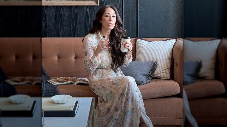 Joanna Gaines con un vestido de flores