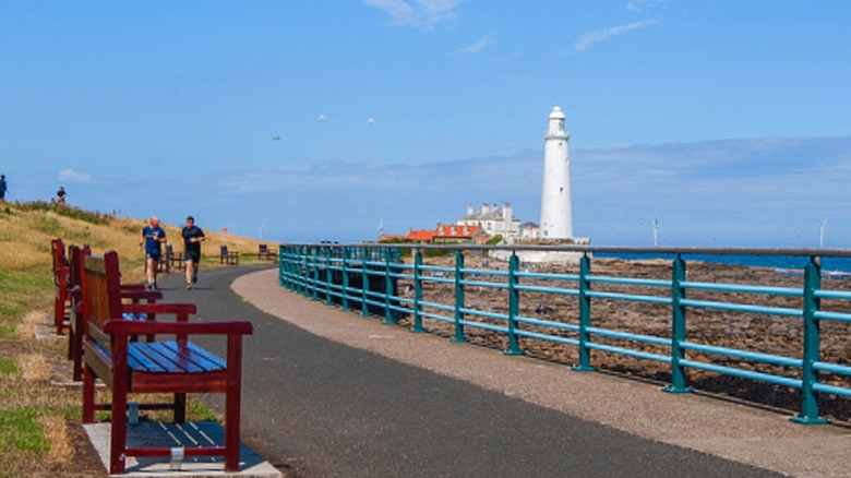 Faro de St Mary de pie en una pequeña isla de marea, Whitley Bay, Inglaterra