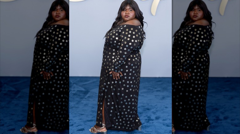 Gabourey Sidibe con vestido negro con lunares plateados