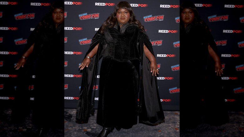 Gabourey Sidibe con un vestido de terciopelo negro