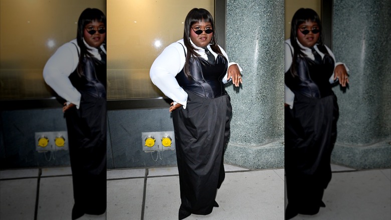 Gabourey Sidibe con un corsé negro y una camisa blanca.