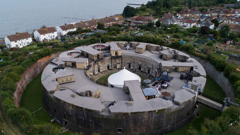 Una vista aérea de la circular Harwich Redoubt Fort rodeada de árboles y casas en Harwich, Inglaterra