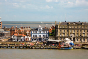 A las afueras de Colchester hay una ciudad costera con playas, tiendas de antigüedades y fuertes militares históricos.