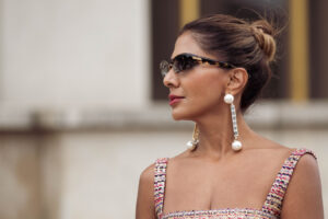 10 tipos de aretes que causaron furor en los años 80 (y que todavía se ven bien hoy)