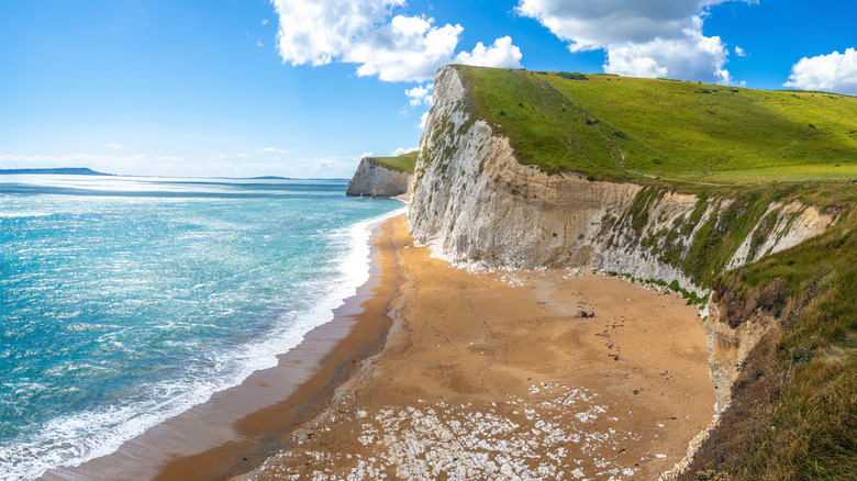 Una vista de los altos acantilados que se extienden alrededor de Durdle Door en Dorset