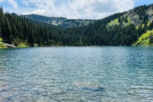 Cerca de la frontera entre Montana e Idaho se encuentra un lago paradisíaco de aguas cristalinas con un pintoresco sendero natural y vistas a la montaña